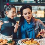 mom daughter restaurant e1554403534865