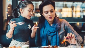 mom daughter restaurant e1554403534865