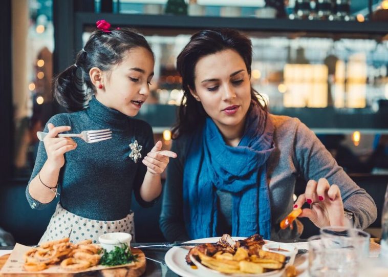 mom daughter restaurant e1554403534865