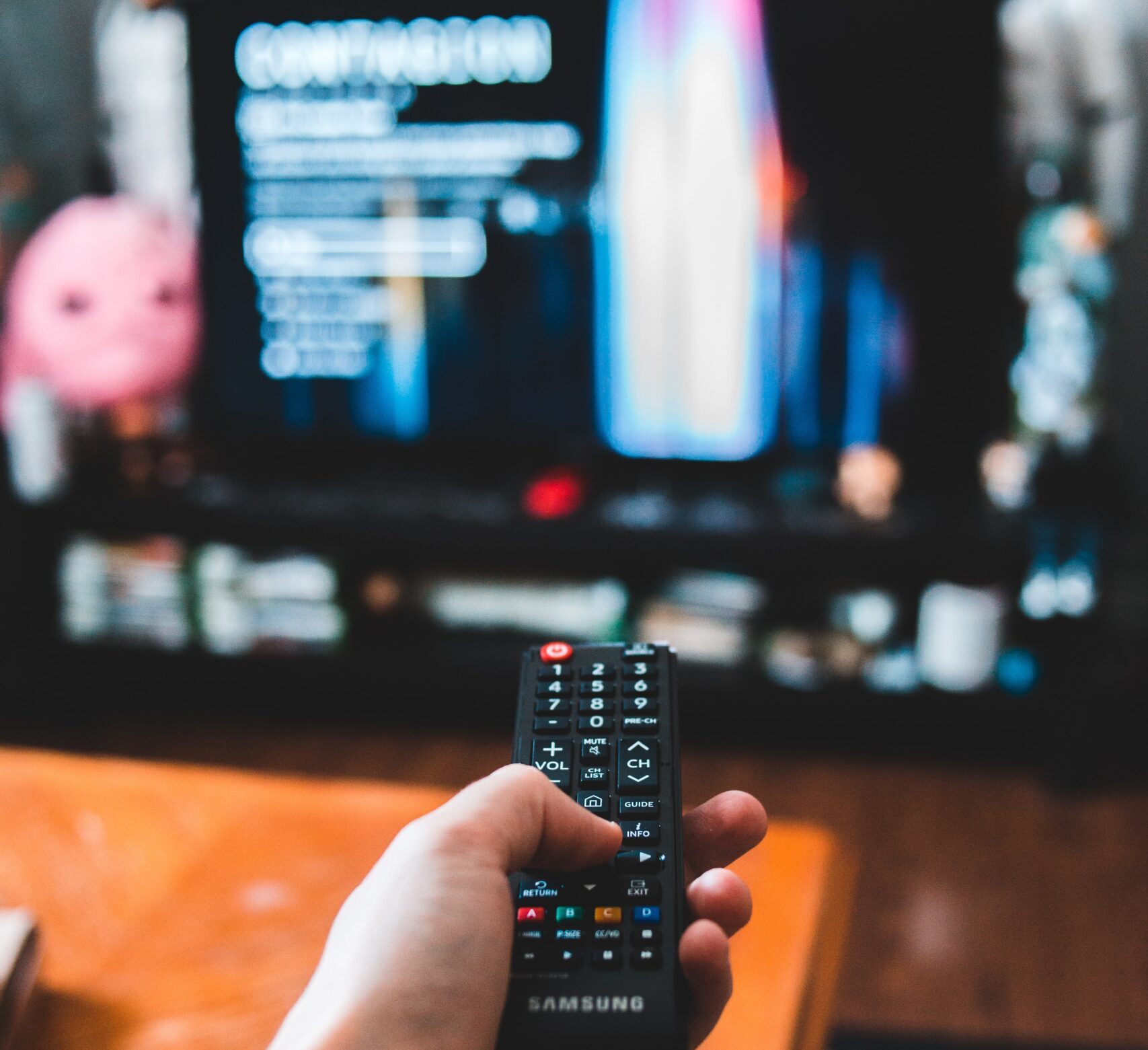 watching TV erik mclean U Vu r6qyyU unsplash